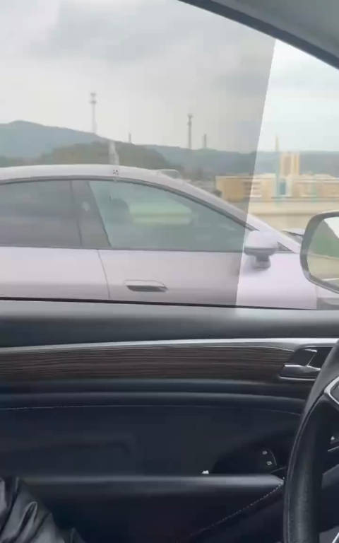真的看到过非常多这样的视频了 对行车安全没有丝毫敬畏 如果是摆拍就应该禁驾