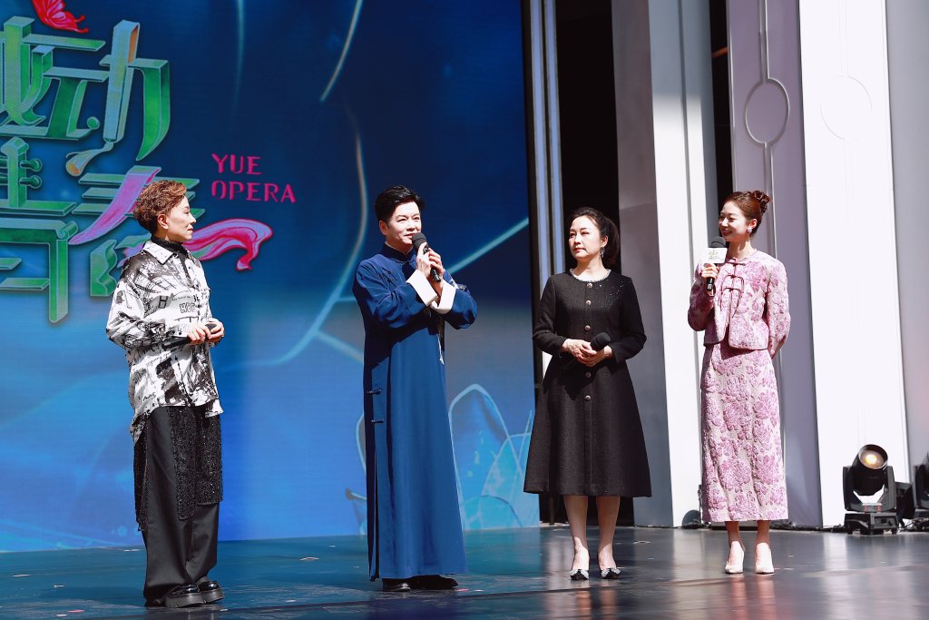 三位重量级越剧名家、节目导师：（左起）范派传人吴凤花、尹派传人赵志刚、袁派传人方亚芬，及发布会主持人