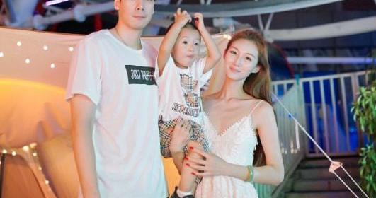 任骏飞一家近照，小角色逆袭，生涯拿6冠，模特妻子太美了