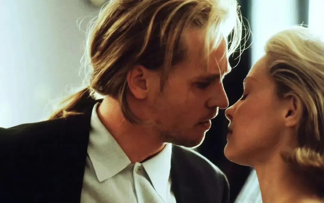 来源：澎湃新闻、新闻晨报、橙柿互动