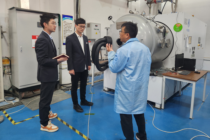 工行石家庄分行工作人员深入河北中电科航检测车间了解企业精密器件检验测试情况  （曹东昀供图）