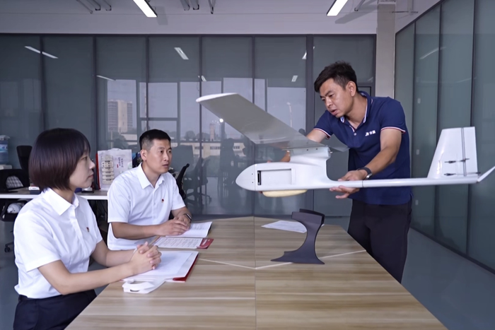 工行唐山分行工作人员深入唐山坤翼创新科技无人机研发车间调研企业融资需求（王超供图）