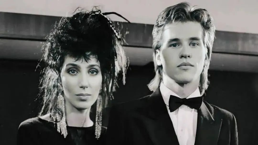 来源：澎湃新闻、新闻晨报、橙柿互动