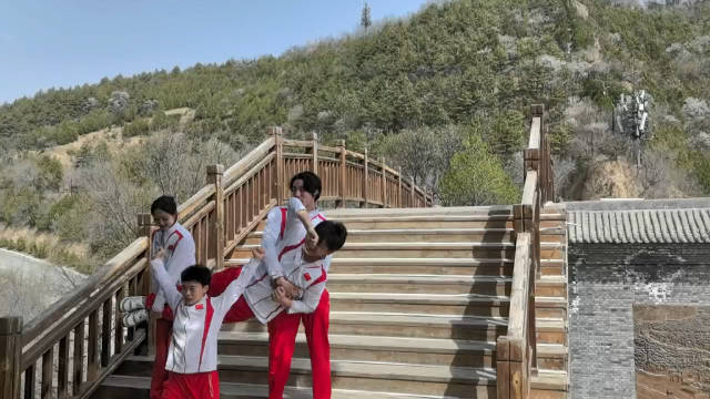 奥运冠军延安行，4位冠军登上宝塔山合影