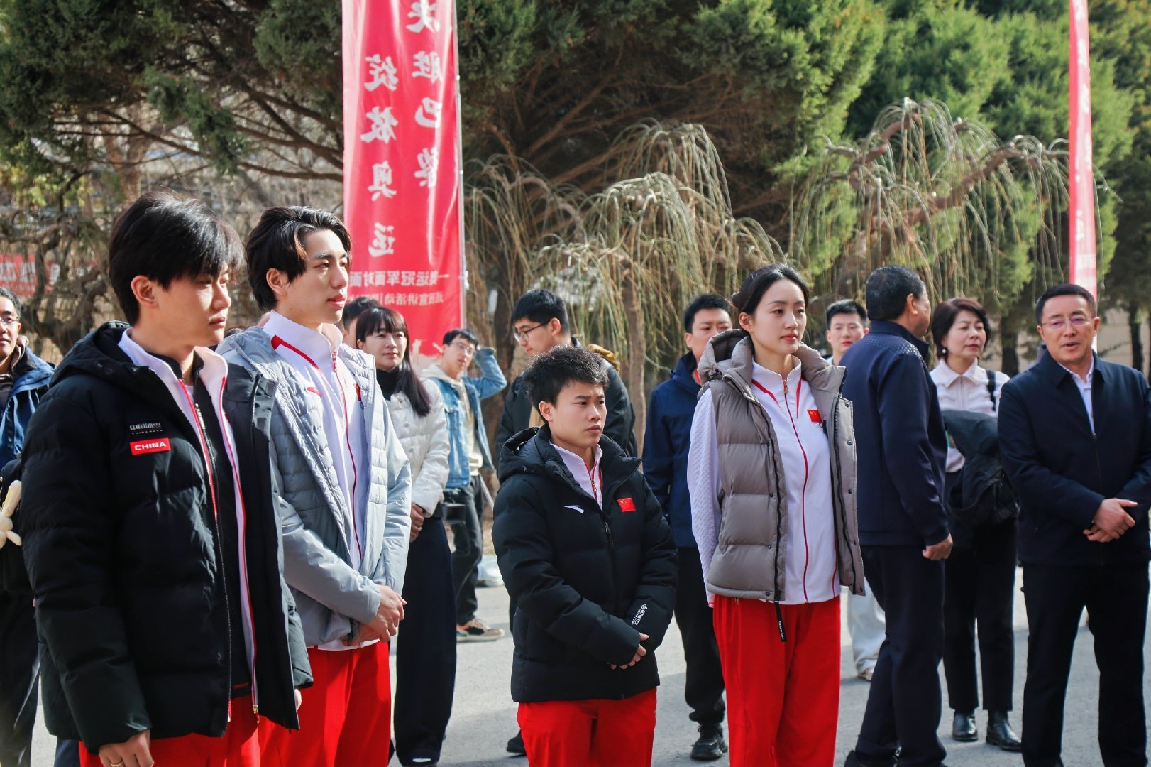 奥运冠军刘宇坤@灞悦饿思斯 @举重侯志慧 @孙佳俊- @xx肖雁宁 继续延安行！