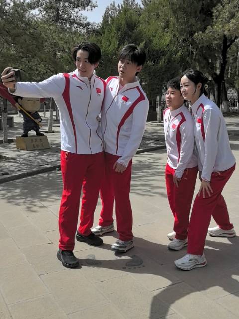 自拍手长的拿手机，坤：孙佳俊手真的好长啊