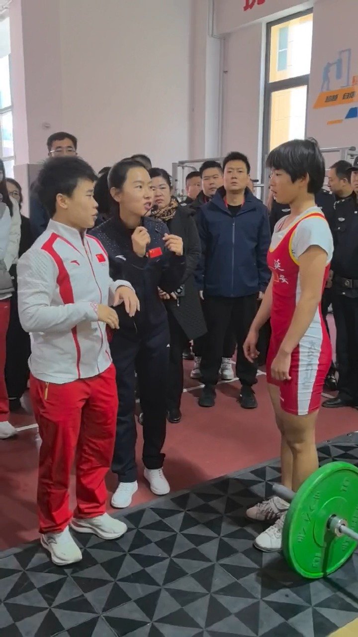 奥运冠军刘宇坤@灞悦饿思斯 @举重侯志慧 @孙佳俊- @xx肖雁宁 继续延安行…