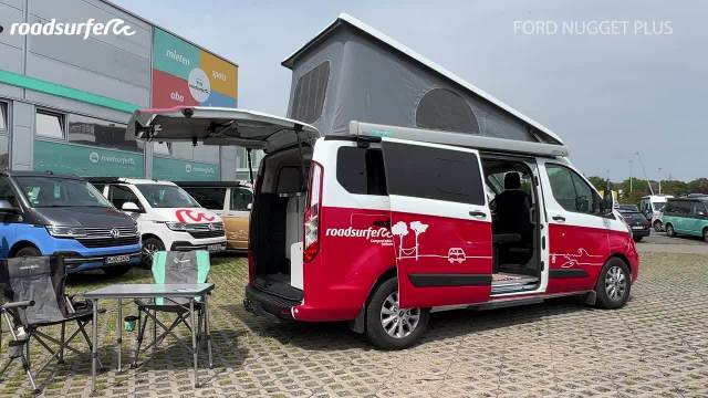 这台欧版福特全顺Nugget Plus升顶露营车有点意思，整个后舱都是厨房…