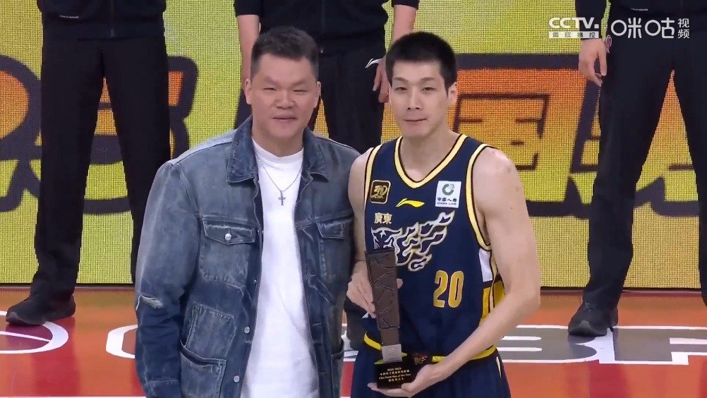 在广东对阵上海赛前，@twentyTH任骏飞 领取本赛季最佳第六人奖杯…