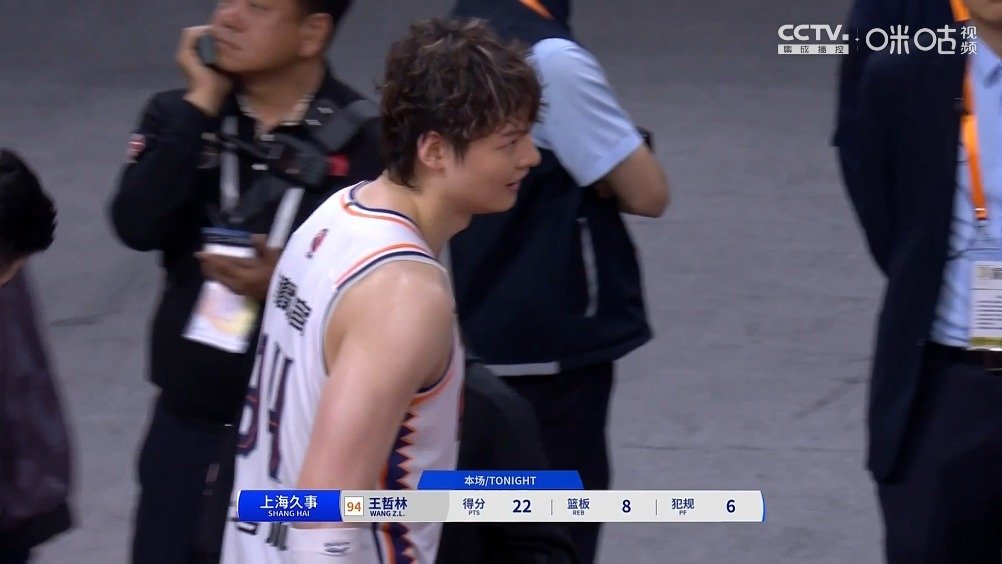 王哲林对王少杰犯规，6次犯满下场，本场出战33分37秒，13投10中…