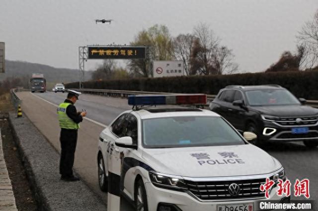 高速交警利用无人机对路况进行巡检。 张祚辉 摄