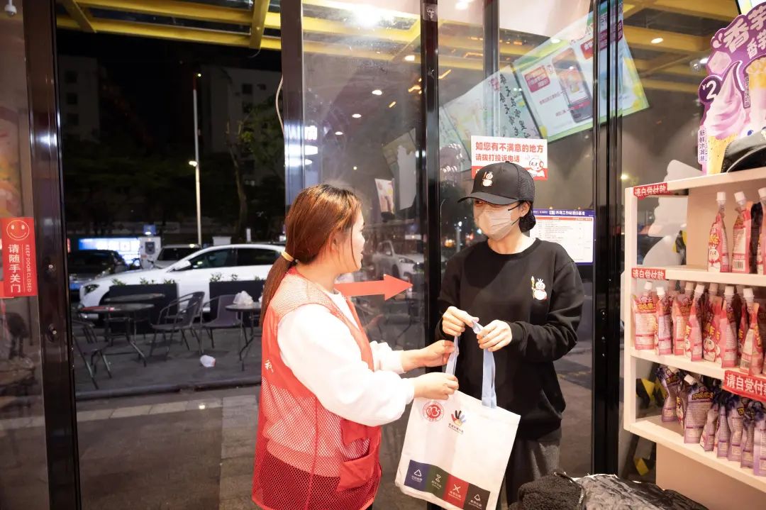▲志愿者向餐饮商户普及生活垃圾分类知识。