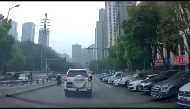 车门打开了！司机轻伤！这么大的车祸…特斯拉确实够狠！