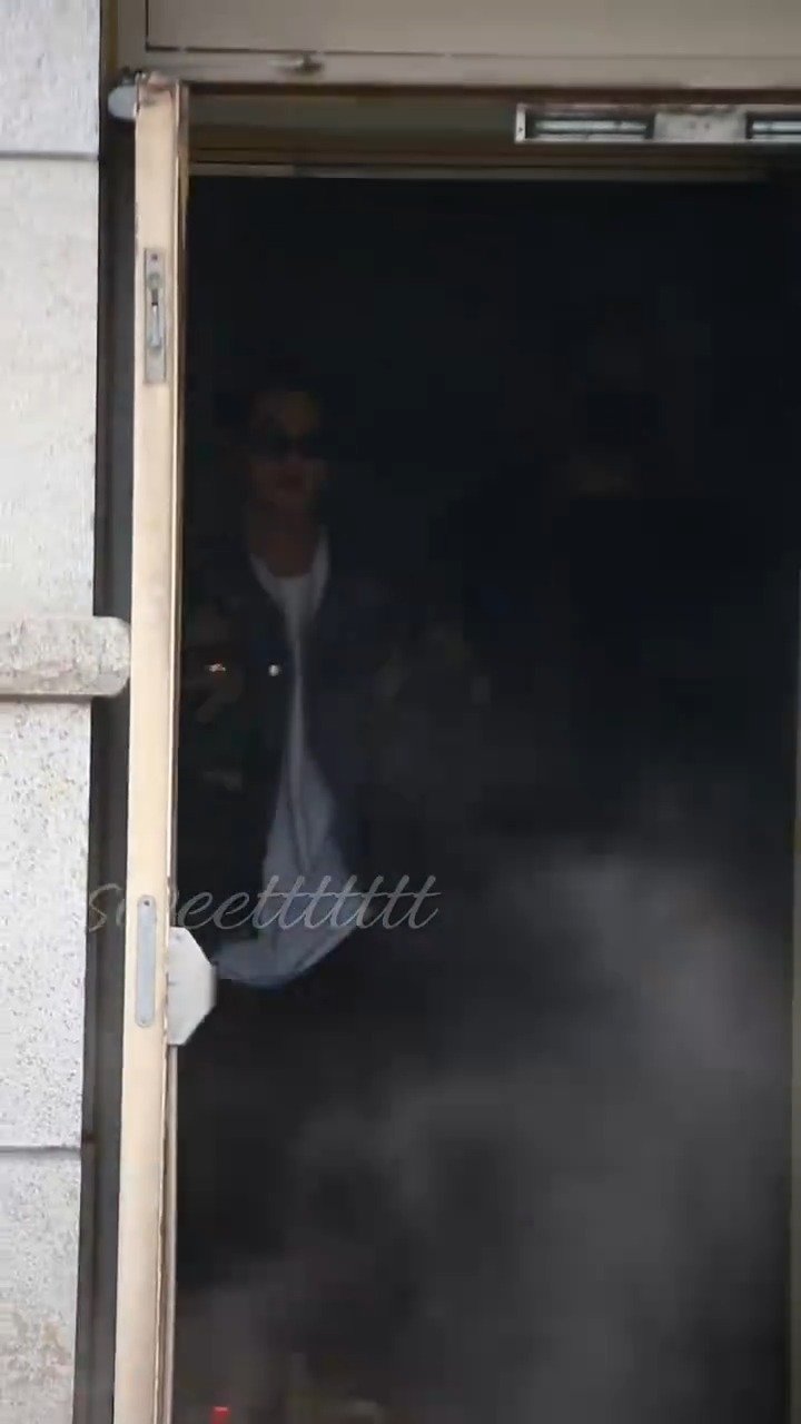 黄明昊挑染迷彩装，是牛仔、迷彩叠穿look满分帅气的酷感赛车手小贾…