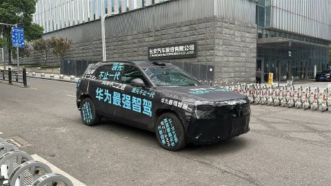 近日，一辆伪装车在重庆长安汽车集团、东风汽车园区进行路测的谍照流出…