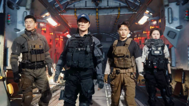 吴京冲锋陷阵！再现战狼冷锋，拯救海岛闪亮登场