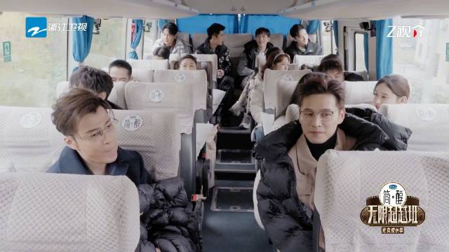 无限艺员在车上闲聊时，@颜安YA 被当场认可“长得好看”…