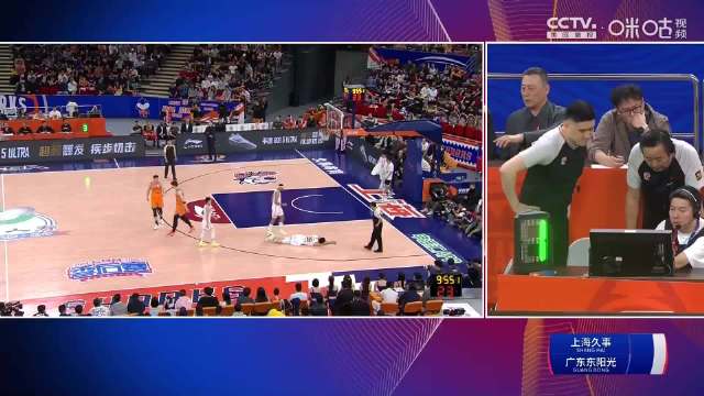 王哲林在站位时绊倒了王少杰，裁判回看后，给了王哲林违体犯规