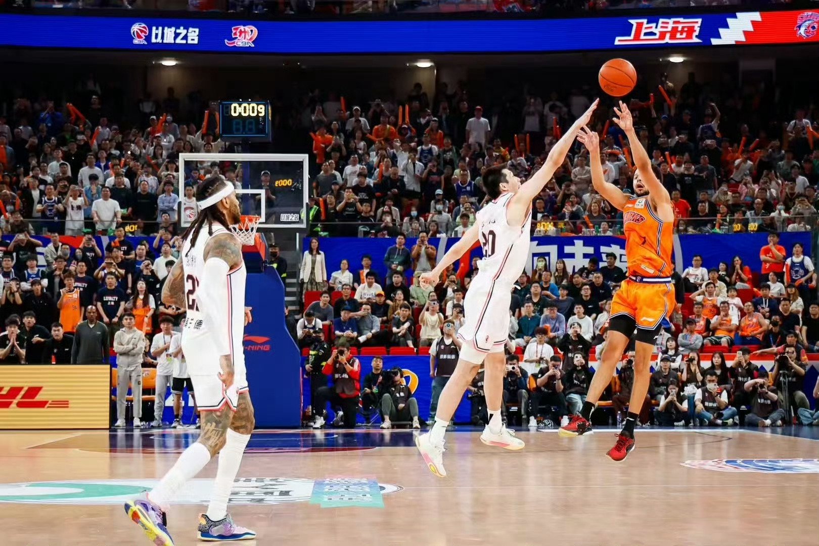 你看看这个出手瞬间，任骏飞已经尽最大努力去防，干扰到极致了