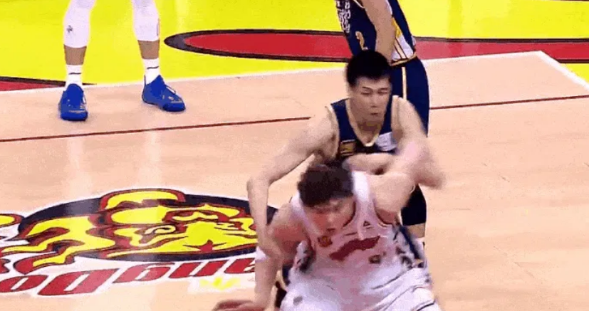 任骏飞为何和王哲林冲突？大王被抱摔，谁注意杜锋举动