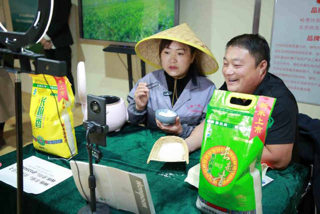 乌兰浩特市第一届“晓景”之声电商直播大赛参赛选手在决赛现场进行直播带货。(资料图)