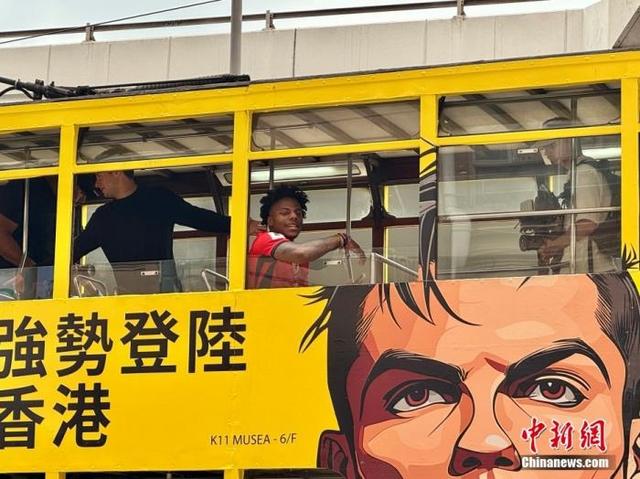 “甲亢哥”在香港乘坐电车。中新社记者 李志华 摄