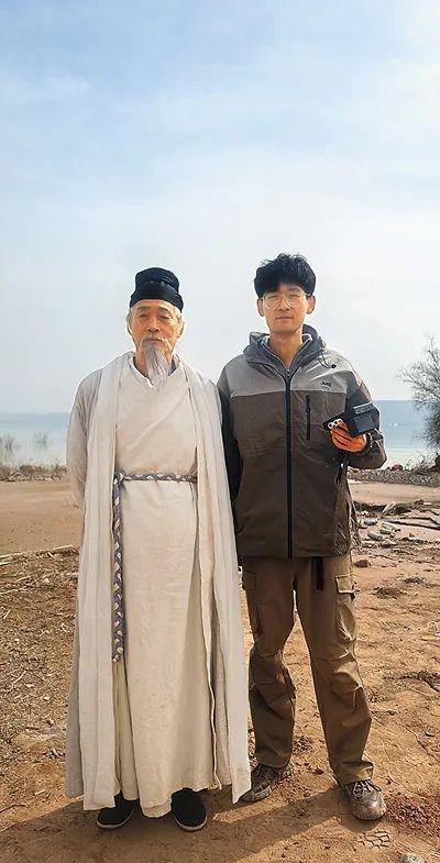 张以芳和儿子张建宗在拍摄现场。张建宗供图。图源:兰州发布
