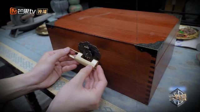 搜证时面对无法打开的匣子，@大张伟 一怒之下先是狠狠敲了几下…