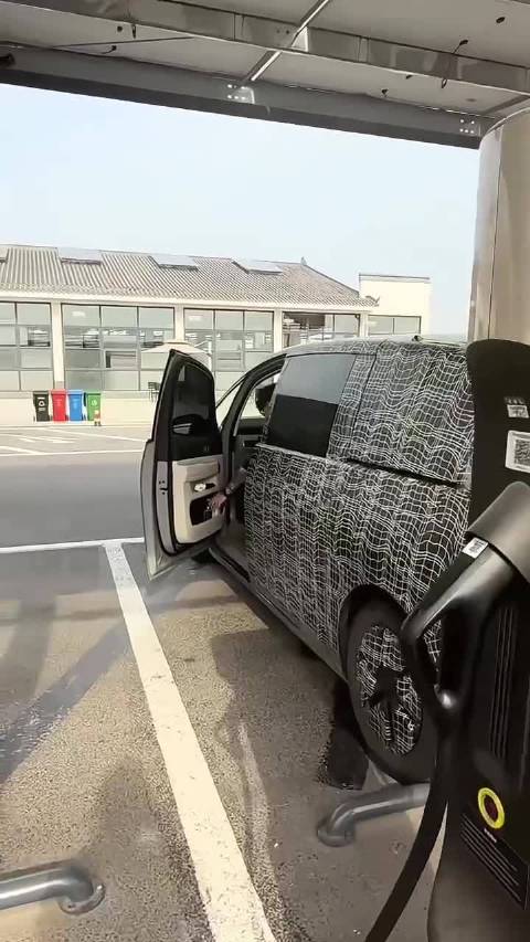 这是理想新 MEGA 会上电动门了？ 另外它白色的内饰也搭配了一条白色的安全带