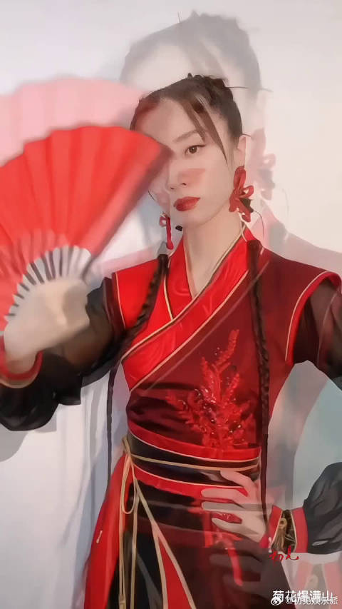 胡冰卿，黑色开衩长裙出席活动，今天是性感小姐姐