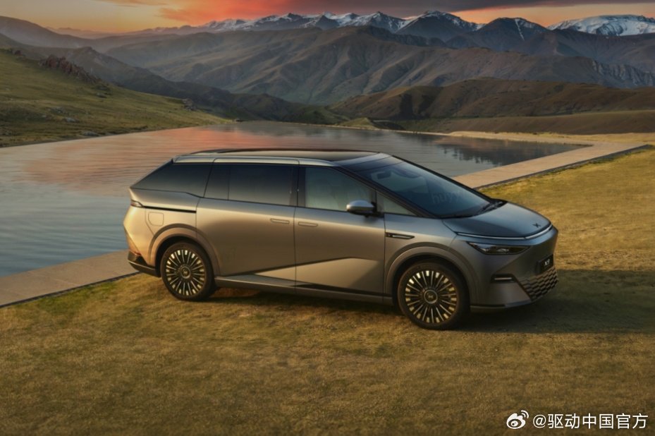 小鹏汽车宣布2025款X9车型正式启动预售，起售价为39.98万元