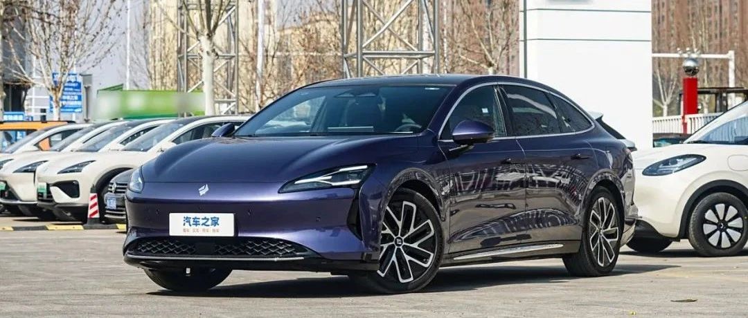 13.28万就入手中大型车！悬浮大屏、全景天幕，全车10气囊！百公里只要4个多油！