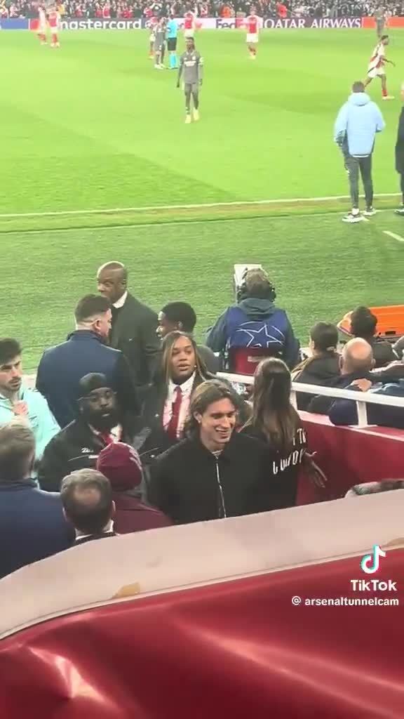 哈弗茨和卡拉菲奥里嘲笑卡马文加的红牌