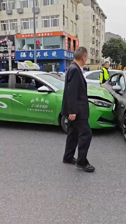 拐弯让直行，SU7鬼火全责，还得赔误工费！