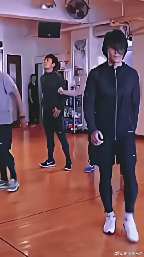 几兄弟又聚在一起，勾起了多少人的青春回忆呢，郑伊健，陈小春