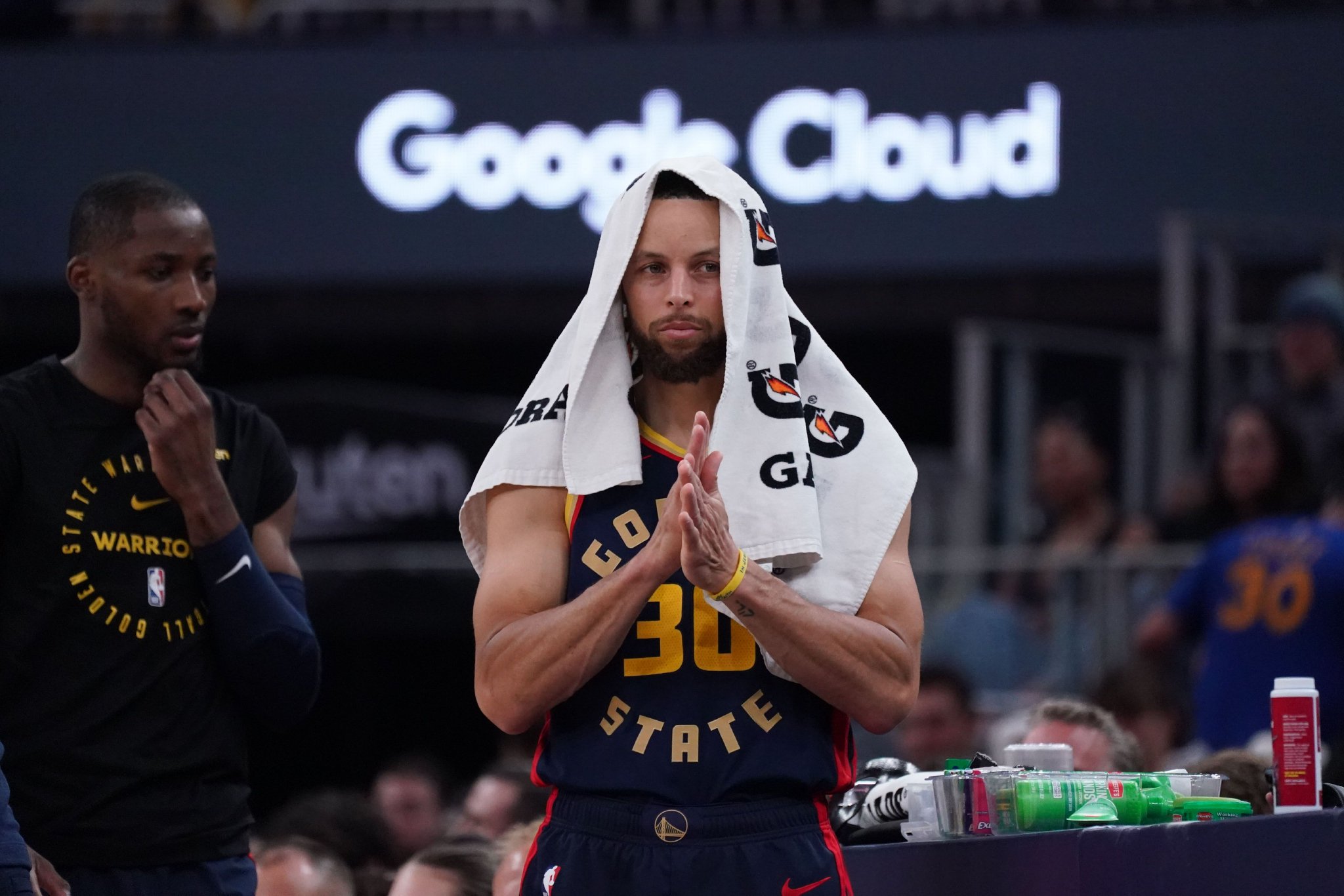 库里狂砍52分创赛季新高