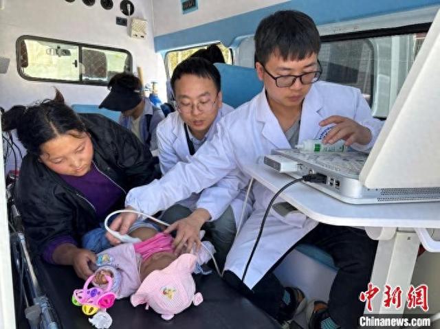 医生在120远程移动超声诊断车上为藏族孩子检查身体。(上海儿童医学中心供图)