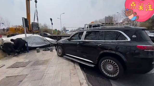 尊贵的奔驰GLS600都不配盖布了？说明一点也不在乎！