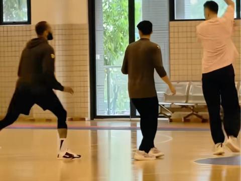 广东备战g3！王少杰加练罚球，徐杰影帝表演，杜锋指导任骏飞沃特