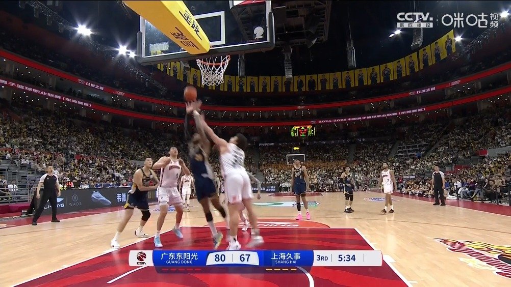 第三节上海男篮在任骏飞被驱逐后连续追分…