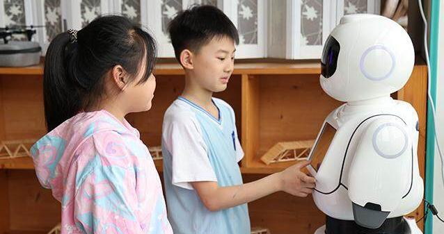 科技赋能教育!东莞凤岗这所学校解锁沉浸式AI学习新体验|人工智能|小学_新浪新闻