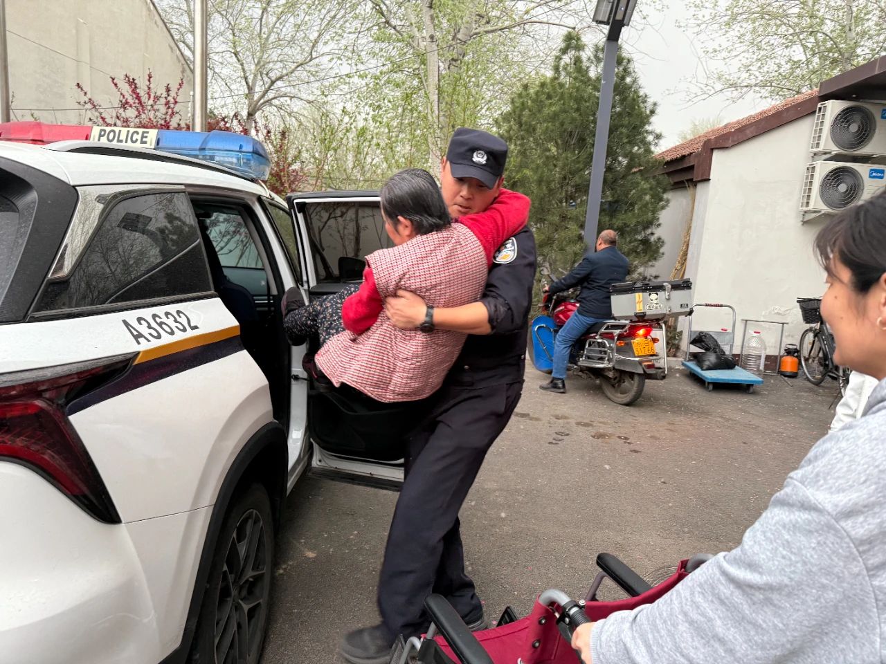 11日下午,曆大娘身患疾病無法自主行動,許碩將其從家中抱出並開車護送到安置場所。圖源:石景山公安