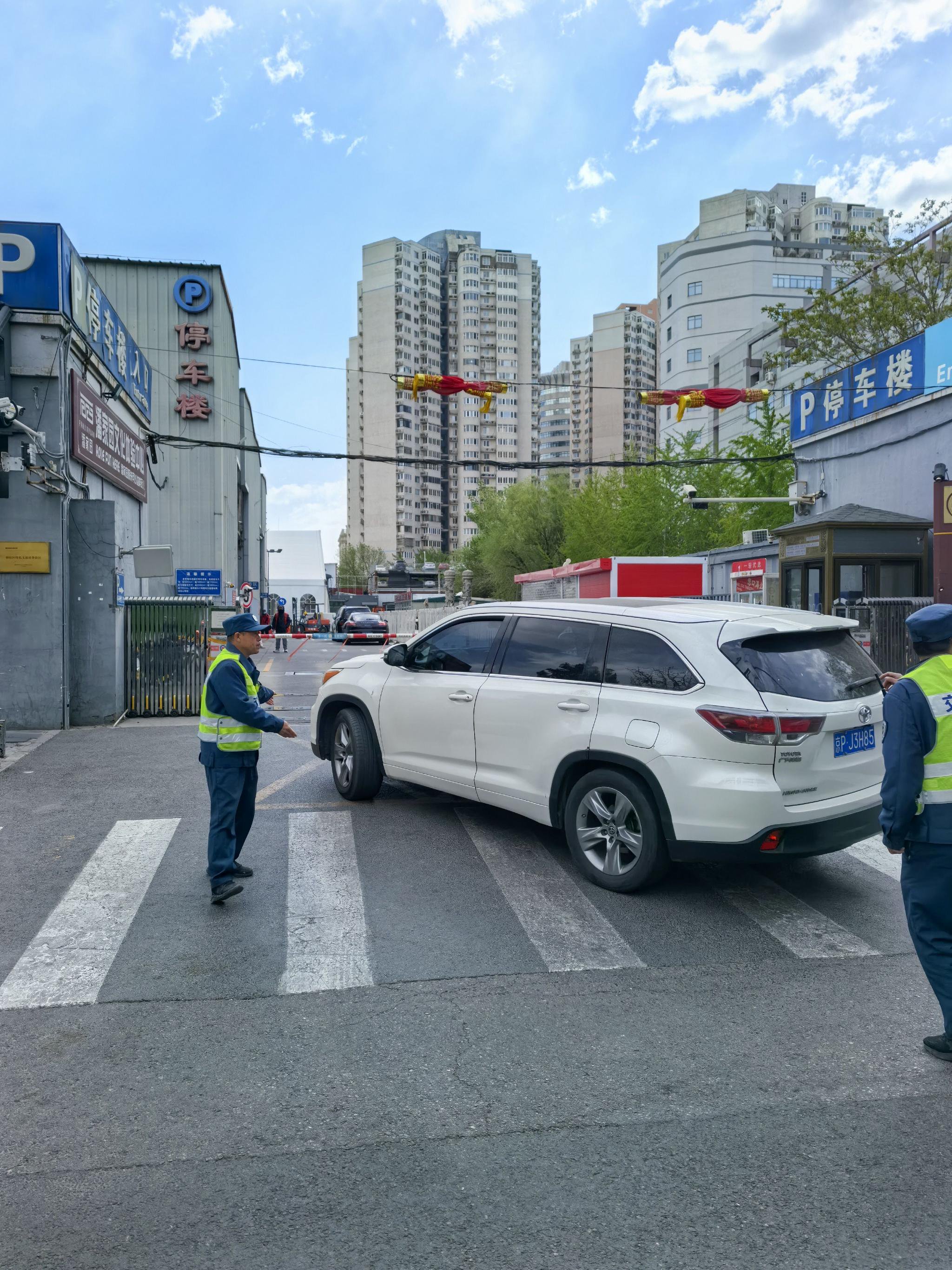 工作人員引導居民到社會單位停車。潘家園街道供圖
