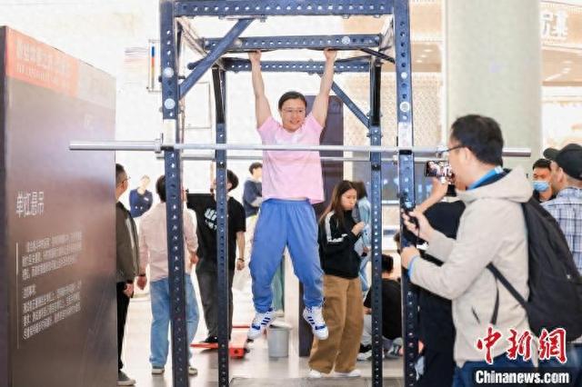 图为UFC精英之路女子草量级冠军石铭在西安与民众互动。(活动主办方供图)