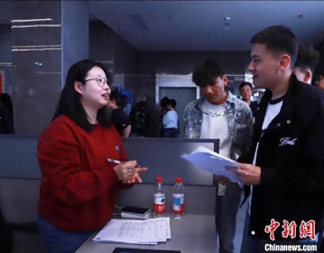 招聘现场。新疆公共就业服务中心供图