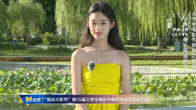 看一下黄杨钿甜这一段大学生电影节的精彩采访！