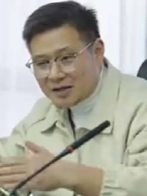 男子回乡做红色动画