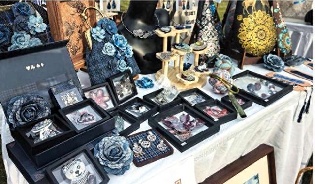 摊位前展示的东华大学学生设计作品。东华大学供图