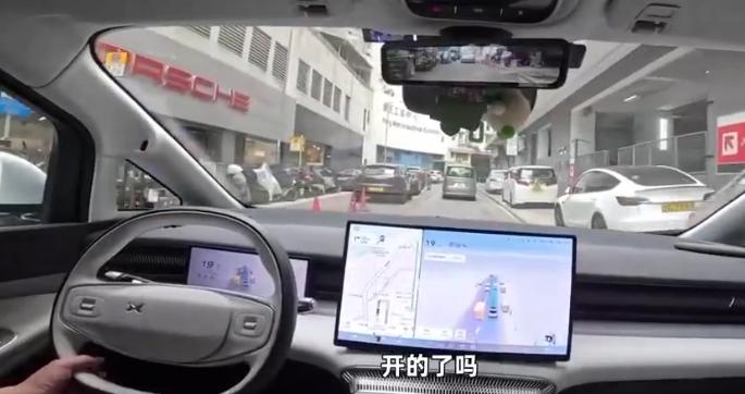 小鹏汽车本质是AI汽车公司：内地版小鹏X9在香港自己学会智驾