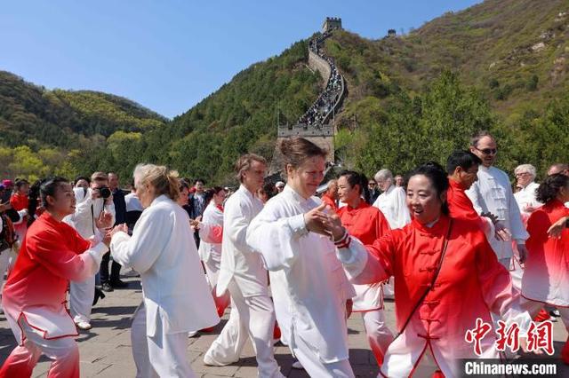 4月14日,“长城之巅的太极对话”中挪太极交流活动在北京居庸关长城举办。中新社记者 张宇 摄